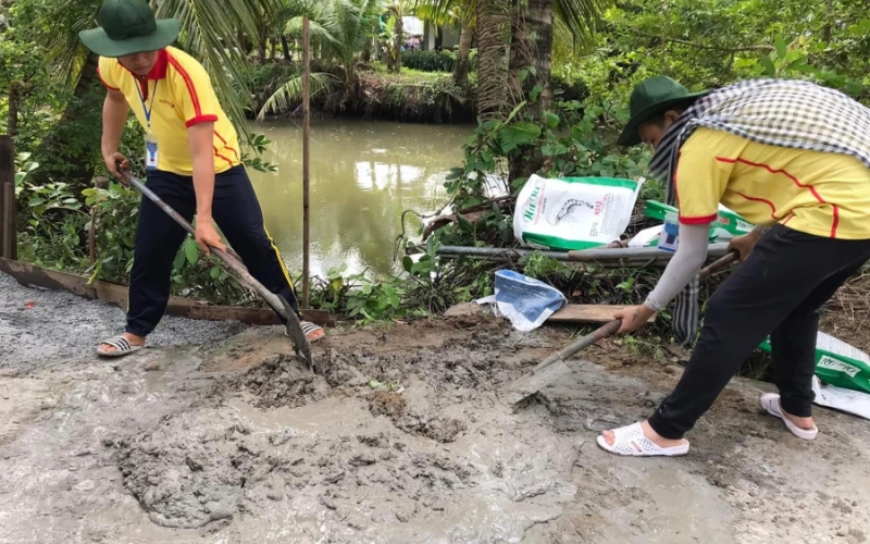 Nhật Ký Mùa Hè Xanh 2023 Ngày 3 – Sinh Viên Đại Việt Cần Thơ Xây Dựng Cột Cờ và Vá Đường