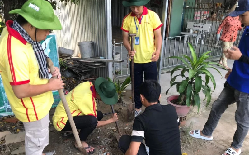 Nhật Ký Mùa Hè Xanh 2023 Ngày 3 – Sinh Viên Đại Việt Cần Thơ Xây Dựng Cột Cờ và Vá Đường