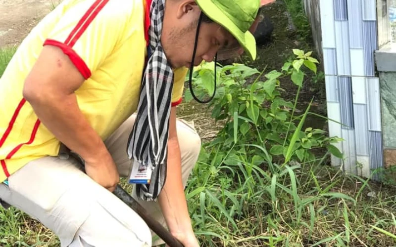 Nhật Ký Mùa Hè Xanh 2023 Ngày 3 – Sinh Viên Đại Việt Cần Thơ Xây Dựng Cột Cờ và Vá Đường