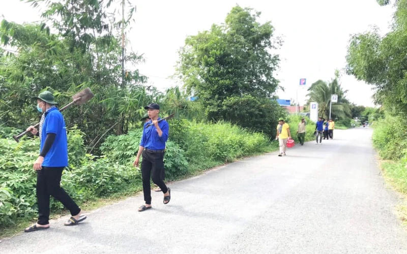 Nhật Ký Mùa Hè Xanh 2023 Ngày 3 – Sinh Viên Đại Việt Cần Thơ Xây Dựng Cột Cờ và Vá Đường