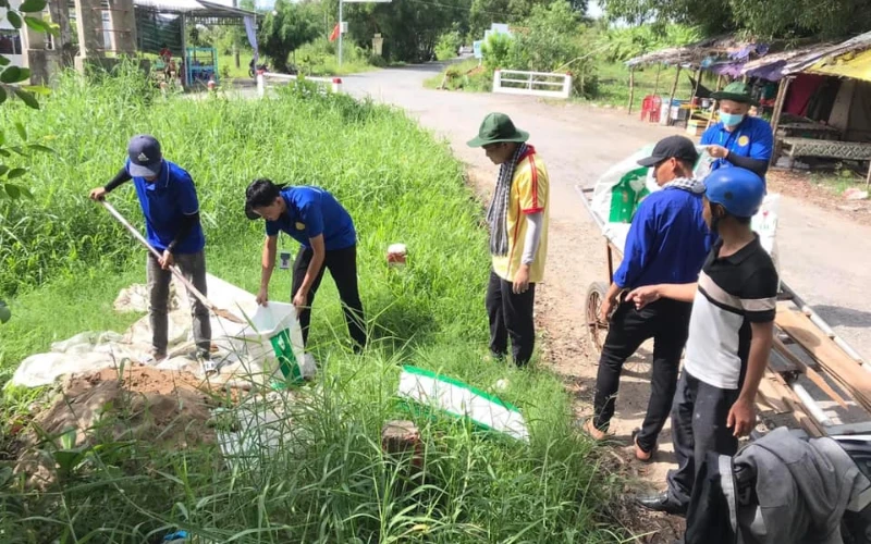 Nhật Ký Mùa Hè Xanh 2023 Ngày 3 – Sinh Viên Đại Việt Cần Thơ Xây Dựng Cột Cờ và Vá Đường