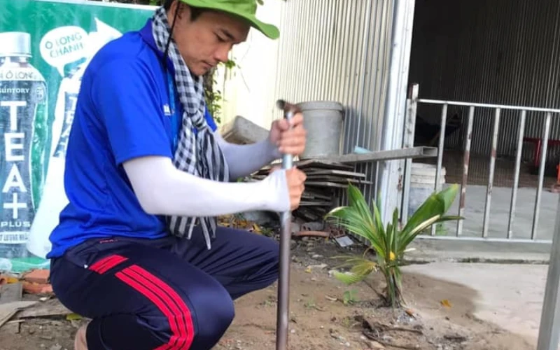 Nhật Ký Mùa Hè Xanh 2023 Ngày 3 – Sinh Viên Đại Việt Cần Thơ Xây Dựng Cột Cờ và Vá Đường