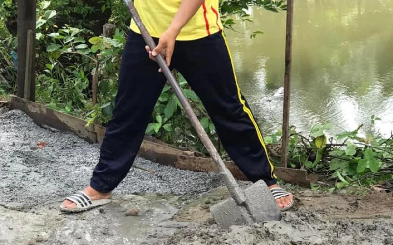 Nhật Ký Mùa Hè Xanh 2023 Ngày 3 – Sinh Viên Đại Việt Cần Thơ Xây Dựng Cột Cờ và Vá Đường