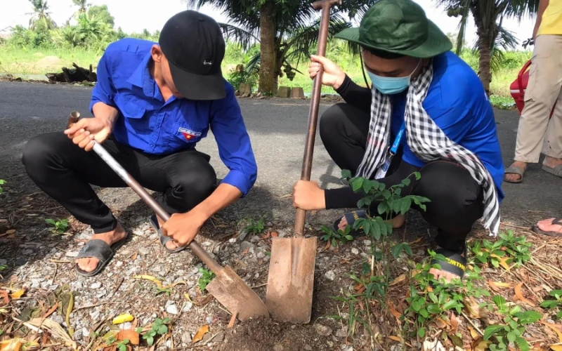 Nhật Ký Mùa Hè Xanh 2023 Ngày 3 – Sinh Viên Đại Việt Cần Thơ Xây Dựng Cột Cờ và Vá Đường