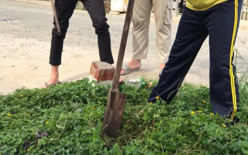 Nhật Ký Mùa Hè Xanh 2023 Ngày 3 – Sinh Viên Đại Việt Cần Thơ Xây Dựng Cột Cờ và Vá Đường