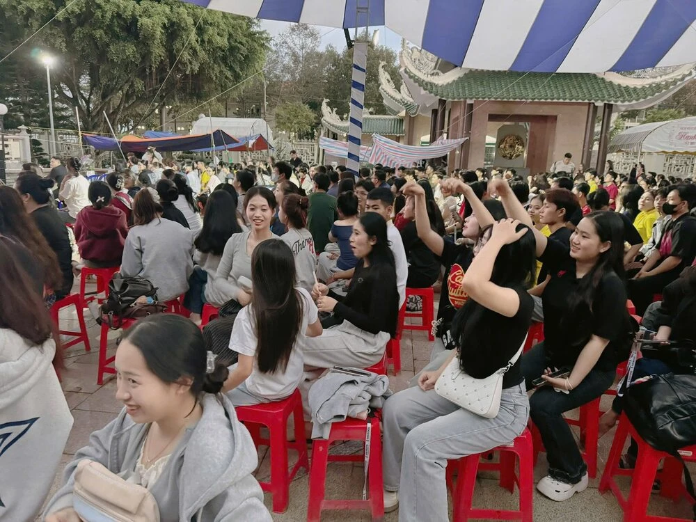 NHỮNG KHOẢNH KHẮC VUI NHỘN TRƯỚC ĐÊM GALA VĂN NGHỆ