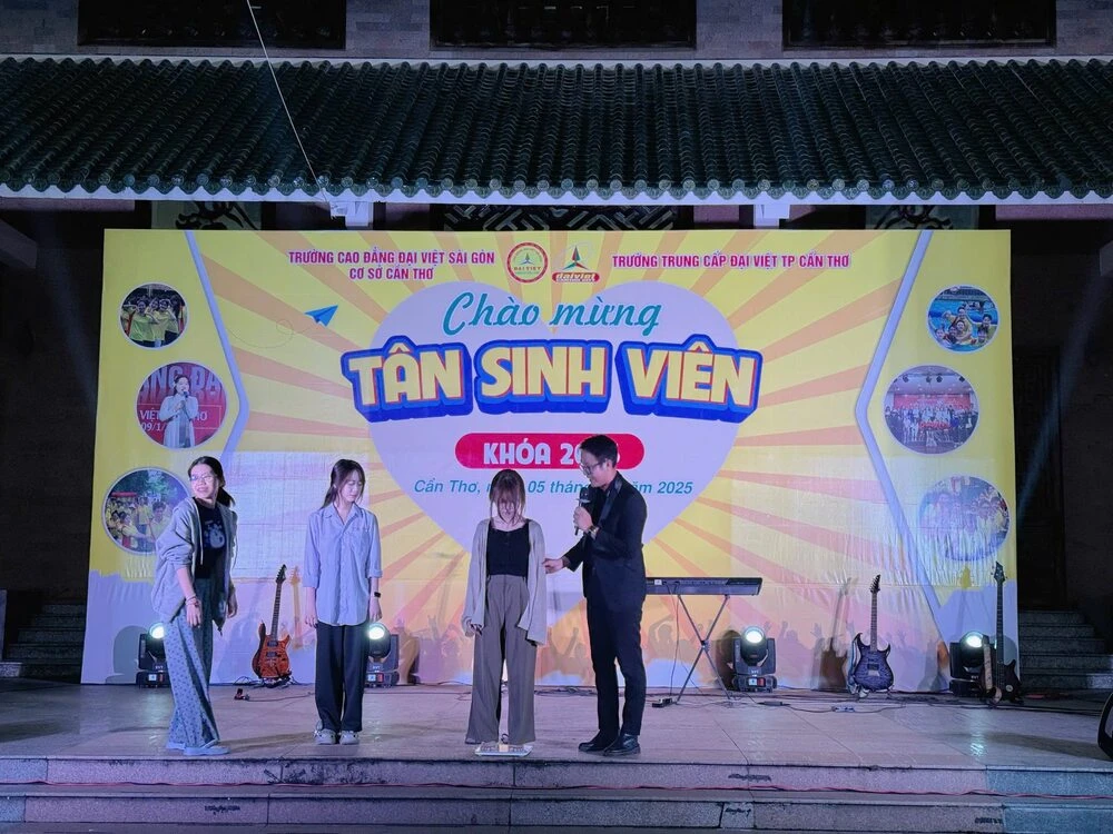 NHỮNG KHOẢNH KHẮC VUI NHỘN TRƯỚC ĐÊM GALA VĂN NGHỆ