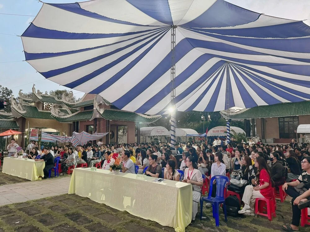 NHỮNG KHOẢNH KHẮC VUI NHỘN TRƯỚC ĐÊM GALA VĂN NGHỆ