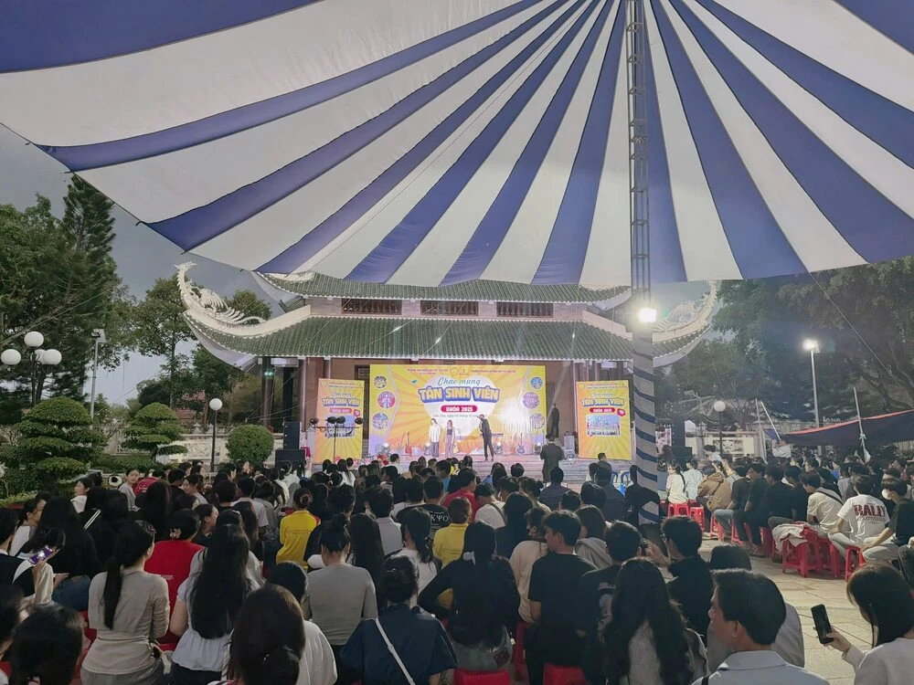 NHỮNG KHOẢNH KHẮC VUI NHỘN TRƯỚC ĐÊM GALA VĂN NGHỆ