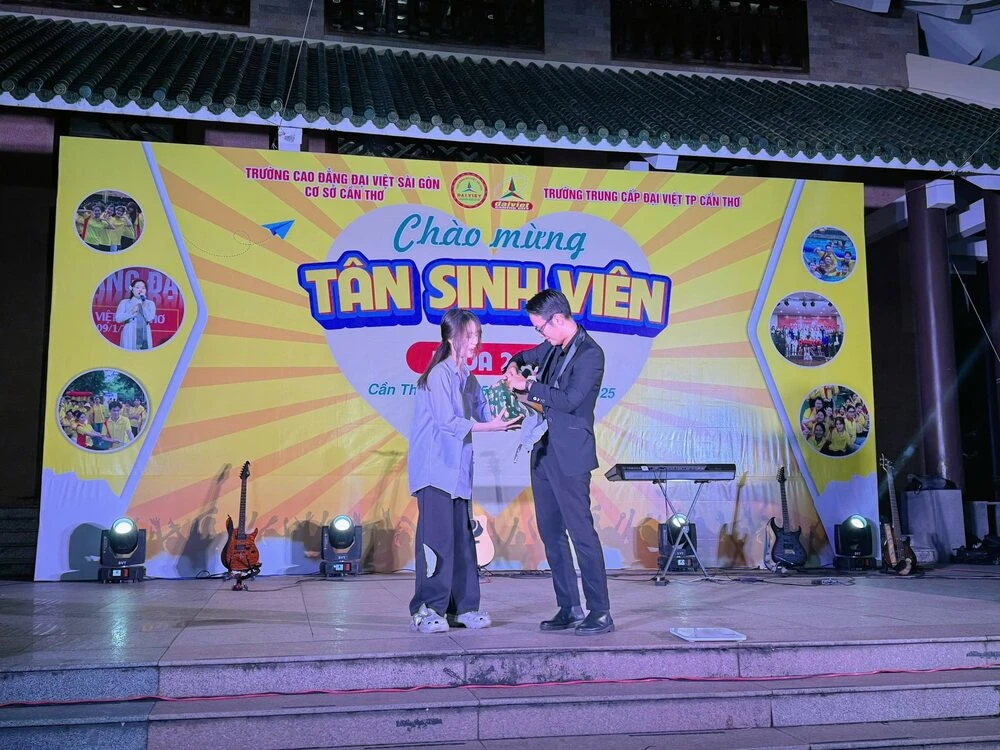 NHỮNG KHOẢNH KHẮC VUI NHỘN TRƯỚC ĐÊM GALA VĂN NGHỆ