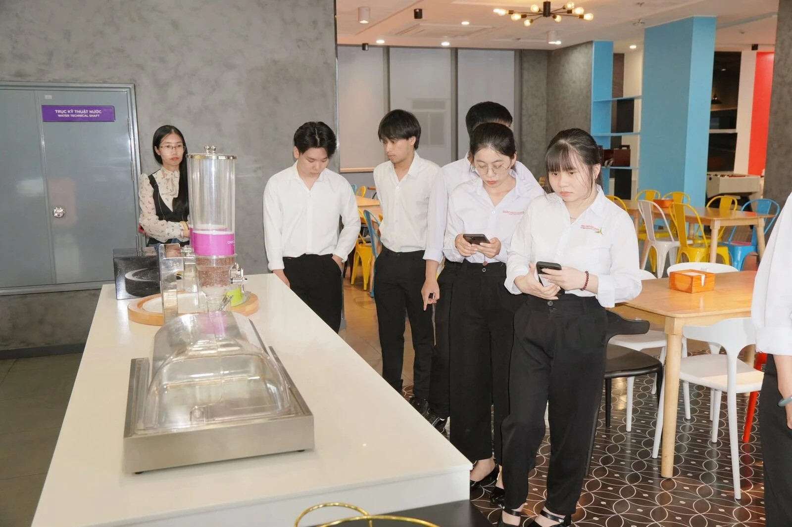 SINH VIÊN ĐẠI VIỆT CẦN THƠ NGÀNH QUẢN TRỊ KHÁCH SẠN THAM QUAN VÀ TRẢI NGHIỆM THỰC TẾ TẠI KHÁCH SẠN TRU BY HILTON