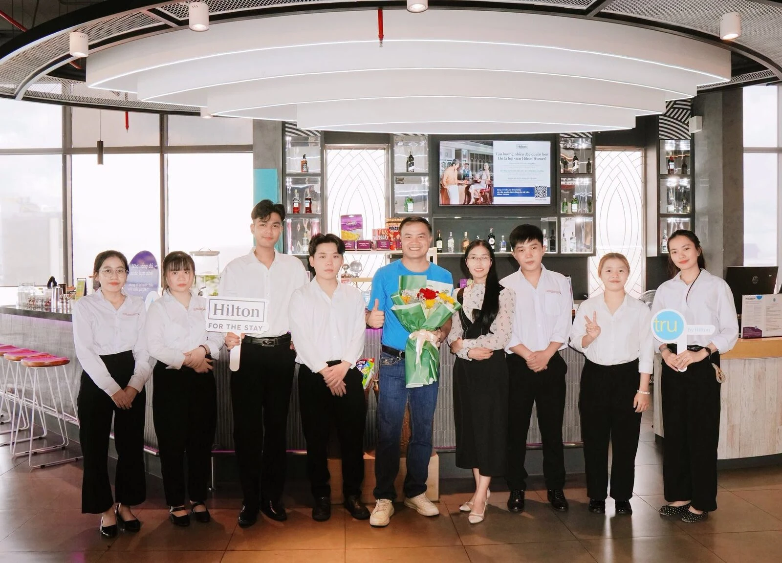 SINH VIÊN ĐẠI VIỆT CẦN THƠ NGÀNH QUẢN TRỊ KHÁCH SẠN THAM QUAN VÀ TRẢI NGHIỆM THỰC TẾ TẠI KHÁCH SẠN TRU BY HILTON