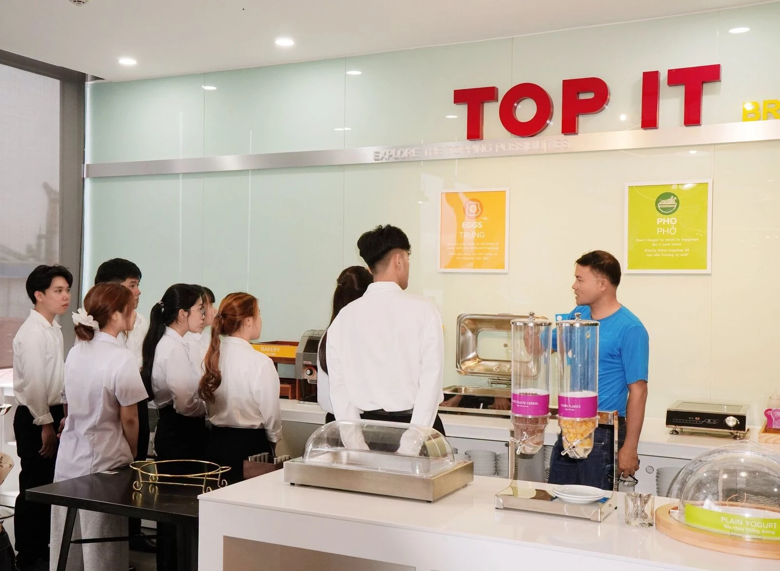 SINH VIÊN ĐẠI VIỆT CẦN THƠ NGÀNH QUẢN TRỊ KHÁCH SẠN THAM QUAN VÀ TRẢI NGHIỆM THỰC TẾ TẠI KHÁCH SẠN TRU BY HILTON