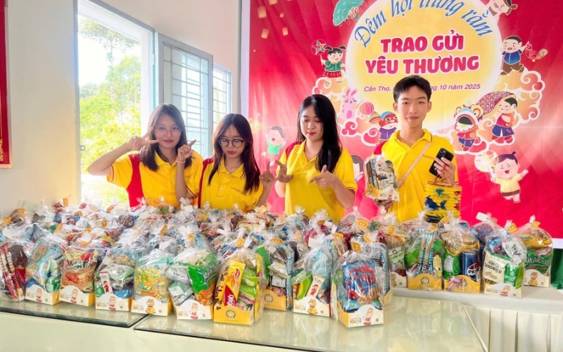 Sinh Viên Đại Việt Cần Thơ Tất Bật Chuẩn Bị Đêm Hội Trăng Rằm 2025 | Trường Trung Cấp Đại Việt TP. Cần Thơ