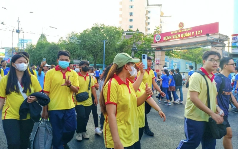 Sinh viên Đại Việt Cần Thơ hưởng ứng Lễ đi bộ vì y tế cơ sở
