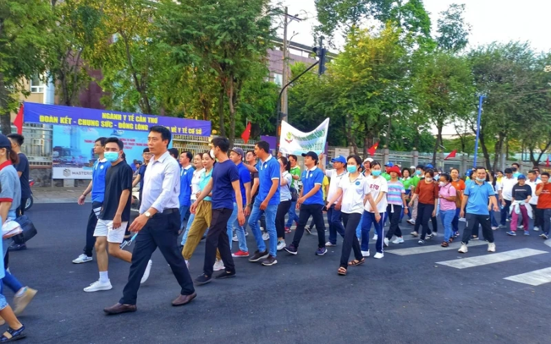 Sinh viên Đại Việt Cần Thơ hưởng ứng Lễ đi bộ vì y tế cơ sở