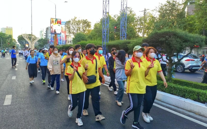 Sinh viên Đại Việt Cần Thơ hưởng ứng Lễ đi bộ vì y tế cơ sở