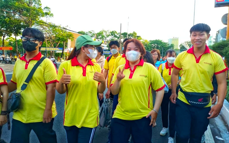 Sinh viên Đại Việt Cần Thơ hưởng ứng Lễ đi bộ vì y tế cơ sở