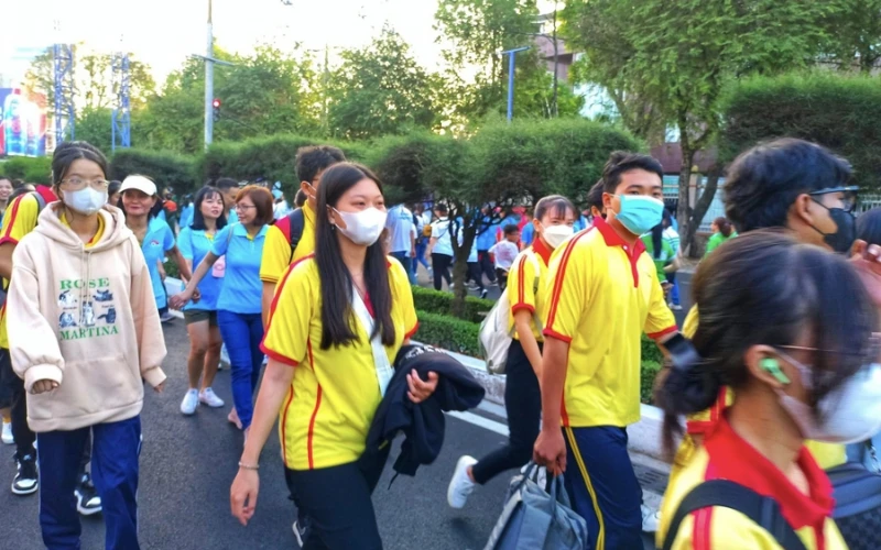 Sinh viên Đại Việt Cần Thơ hưởng ứng Lễ đi bộ vì y tế cơ sở