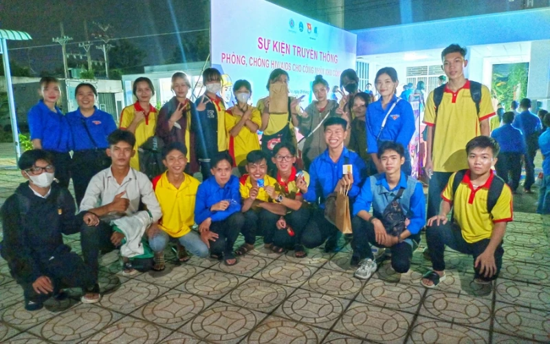 Sinh viên Đại Việt Cần Thơ Hưởng Ứng Ngày Thế Giới Phòng Chống AIDS