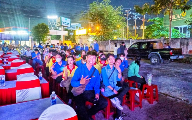 Sinh viên Đại Việt Cần Thơ Hưởng Ứng Ngày Thế Giới Phòng Chống AIDS