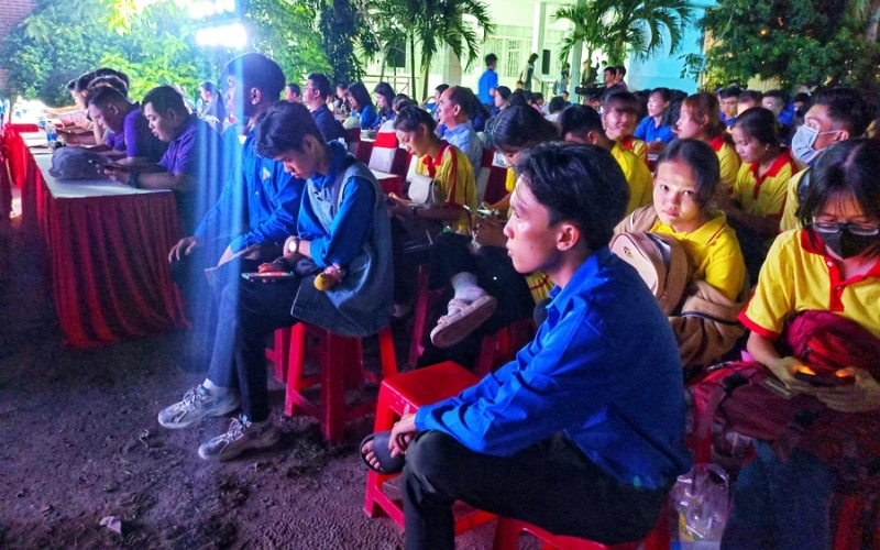 Sinh viên Đại Việt Cần Thơ Hưởng Ứng Ngày Thế Giới Phòng Chống AIDS