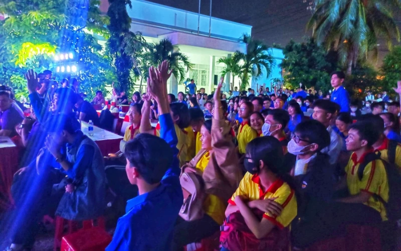 Sinh viên Đại Việt Cần Thơ Hưởng Ứng Ngày Thế Giới Phòng Chống AIDS