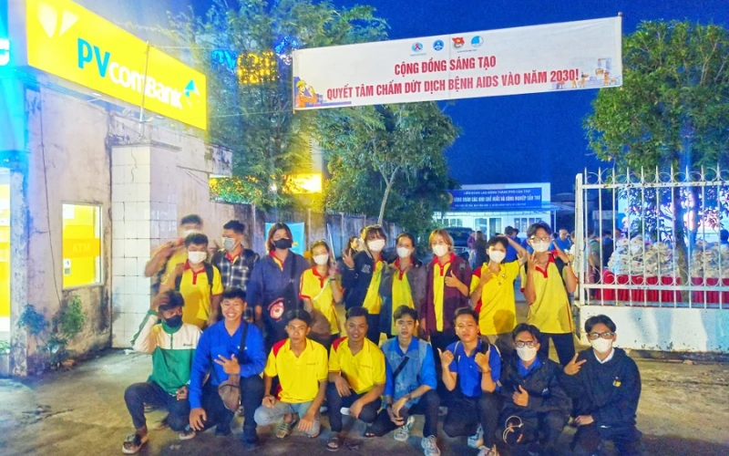Sinh viên Đại Việt Cần Thơ Hưởng Ứng Ngày Thế Giới Phòng Chống AIDS