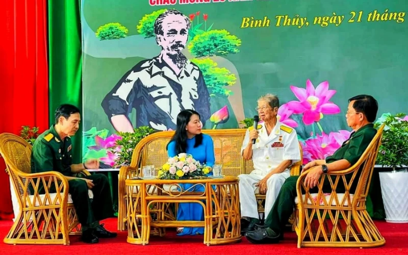 Sinh viên Đại Việt Cần Thơ giao lưu nhân chứng lịch sử Bình Thủy