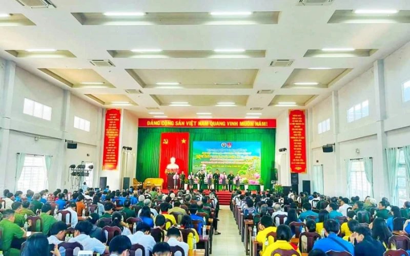 Sinh viên Đại Việt Cần Thơ giao lưu nhân chứng lịch sử Bình Thủy