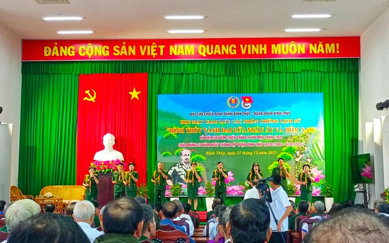Sinh viên Đại Việt Cần Thơ giao lưu nhân chứng lịch sử Bình Thủy