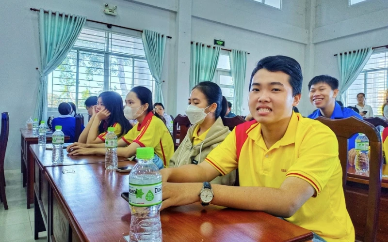 Sinh viên Đại Việt Cần Thơ giao lưu nhân chứng lịch sử Bình Thủy