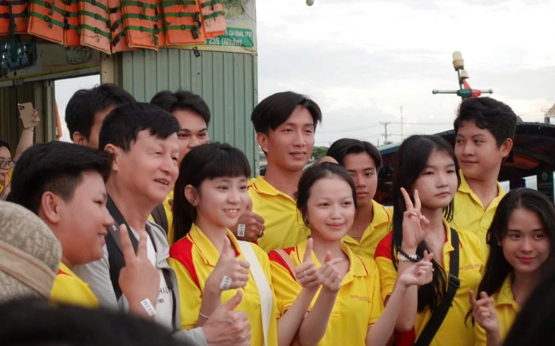 Tân Sinh Viên Đại Việt 2025 Tham Quan Chợ Nổi Cái Răng Đợt 1 và 2