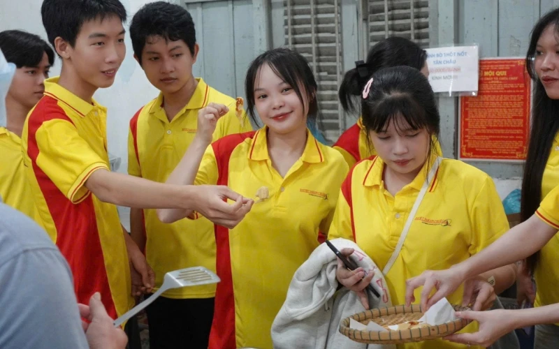 Tân Sinh Viên Đại Việt 2025 Tham Quan Chợ Nổi Cái Răng Đợt 1 và 2