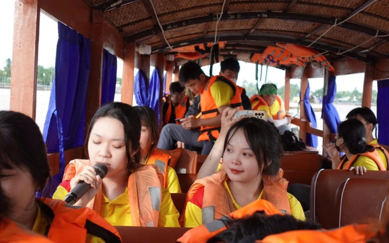 Tân Sinh Viên Đại Việt 2025 Tham Quan Chợ Nổi Cái Răng Đợt 1 và 2