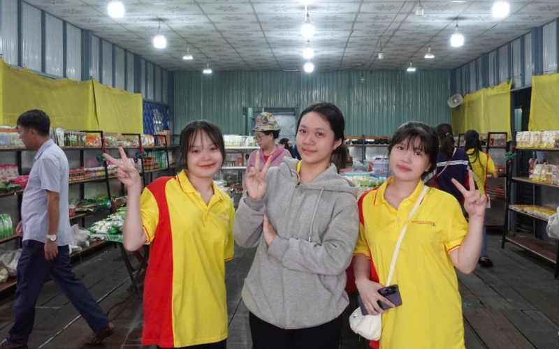 Tân Sinh Viên Đại Việt 2025 Tham Quan Chợ Nổi Cái Răng Đợt 1 và 2