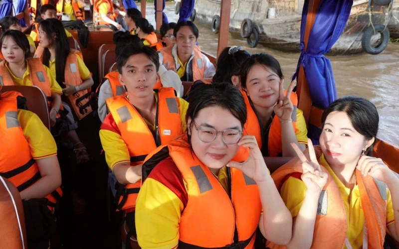 Tân Sinh Viên Đại Việt 2025 Tham Quan Chợ Nổi Cái Răng Đợt 1 và 2