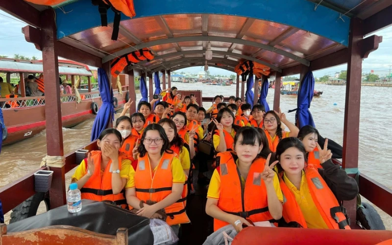 Tân Sinh Viên Đại Việt 2025 Tham Quan Chợ Nổi Cái Răng Đợt 1 và 2