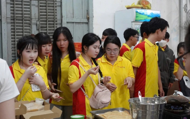 Tân Sinh Viên Đại Việt 2025 Tham Quan Chợ Nổi Cái Răng Đợt 1 và 2