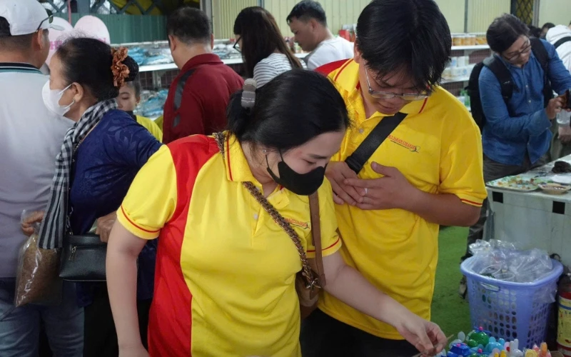 Tân Sinh Viên Đại Việt 2025 Tham Quan Chợ Nổi Cái Răng Đợt 1 và 2