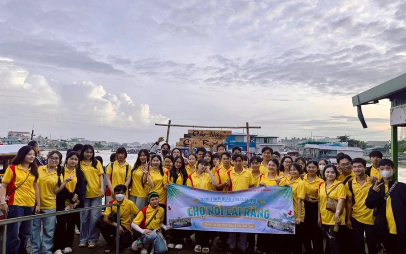 Tân Sinh Viên Đại Việt 2025 Tham Quan Chợ Nổi Cái Răng Đợt 1 và 2