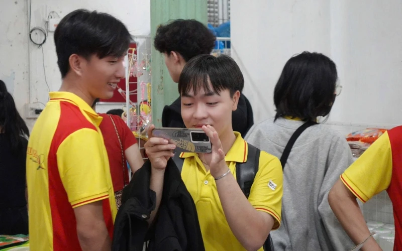 Tân Sinh Viên Đại Việt 2025 Tham Quan Chợ Nổi Cái Răng Đợt 1 và 2