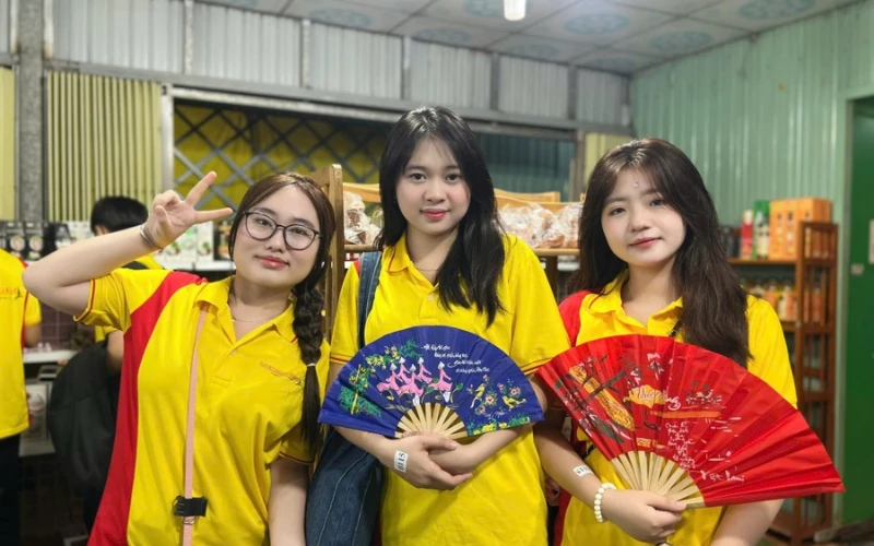 Tân Sinh Viên Đại Việt 2025 Tham Quan Chợ Nổi Cái Răng Đợt 1 và 2