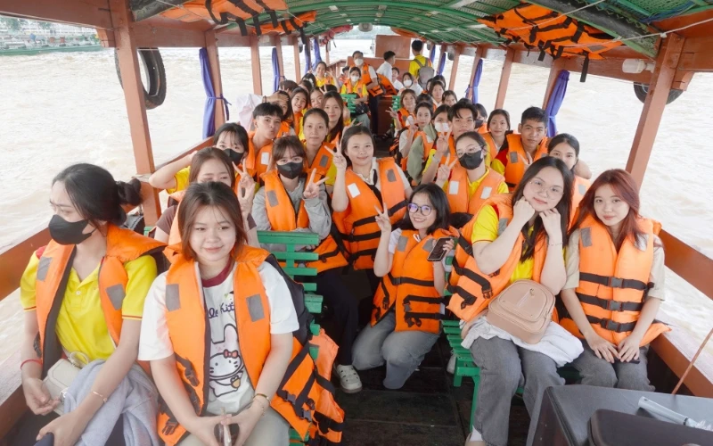 Tân Sinh Viên Đại Việt 2025 Tham Quan Chợ Nổi Cái Răng Đợt 3 và 4