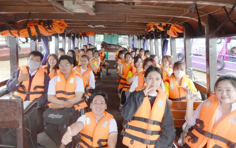 Tân Sinh Viên Đại Việt 2025 Tham Quan Chợ Nổi Cái Răng Đợt 3 và 4