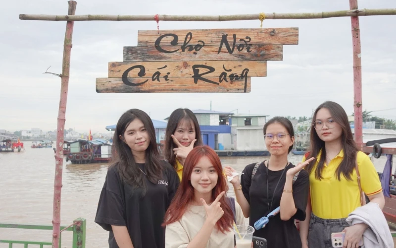 Tân Sinh Viên Đại Việt 2025 Tham Quan Chợ Nổi Cái Răng Đợt 3 và 4