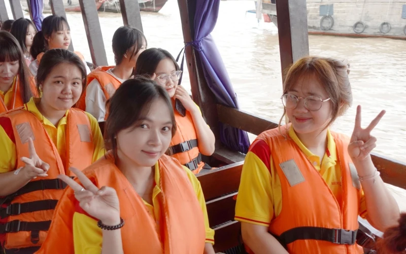 Tân Sinh Viên Đại Việt 2025 Tham Quan Chợ Nổi Cái Răng Đợt 3 và 4