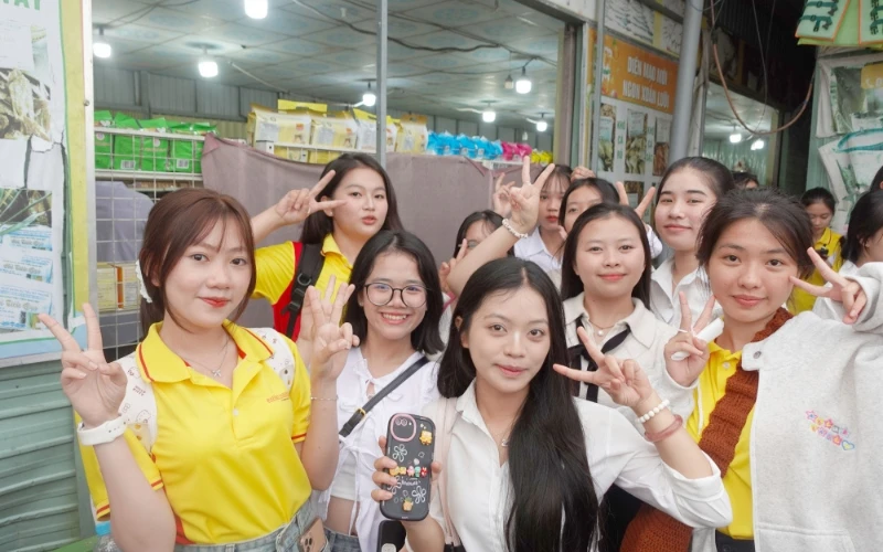 Tân Sinh Viên Đại Việt 2025 Tham Quan Chợ Nổi Cái Răng Đợt 3 và 4