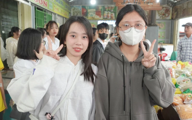 Tân Sinh Viên Đại Việt 2025 Tham Quan Chợ Nổi Cái Răng Đợt 3 và 4