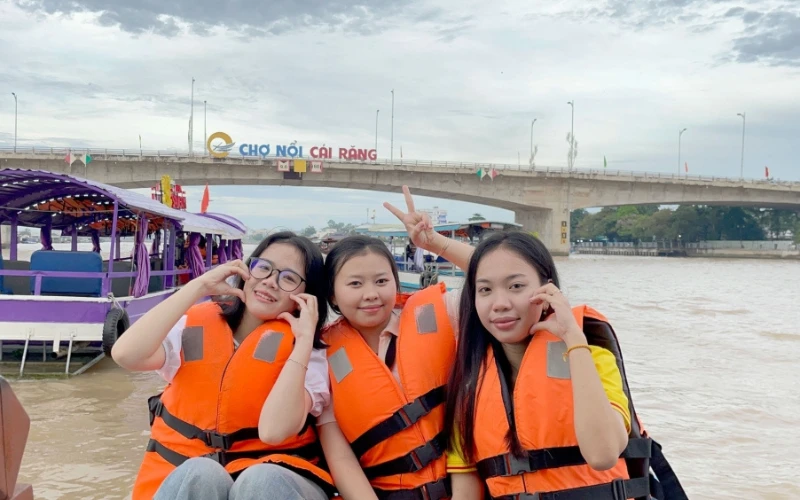 Tân Sinh Viên Đại Việt 2025 Tham Quan Chợ Nổi Cái Răng Đợt 3 và 4